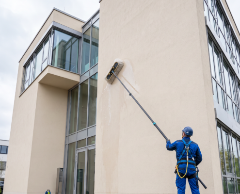 Reinigung einer Fassade mit Teleskopstange