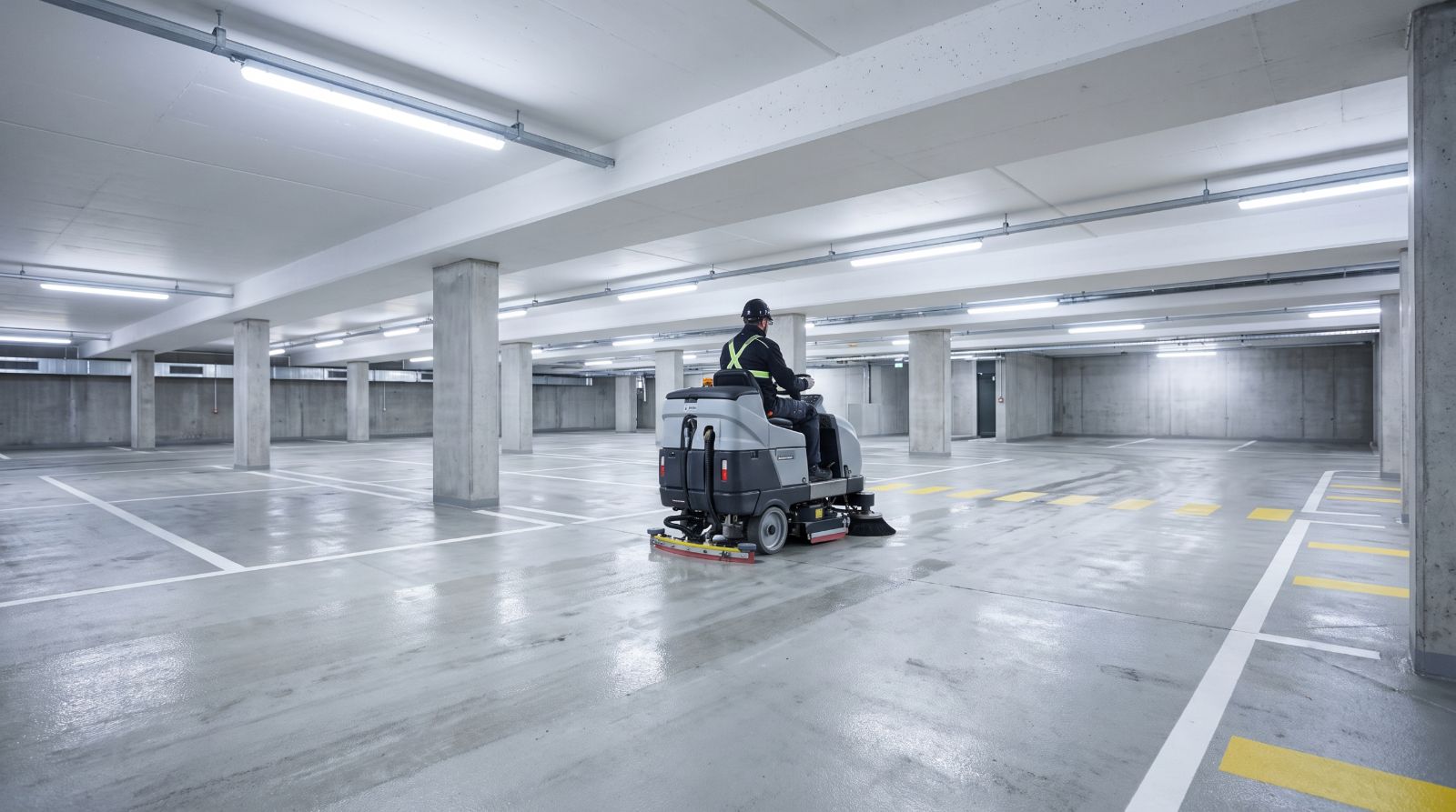 Tiefgaragenreinigung Ebersberg und Umland: professionelle Kehrmaschine im Einsatz