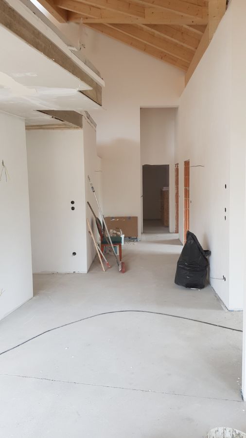 Baustelle mit Werkzeug und Baumaterial vor der Feinreinigung — echtes Sykora-Projekt