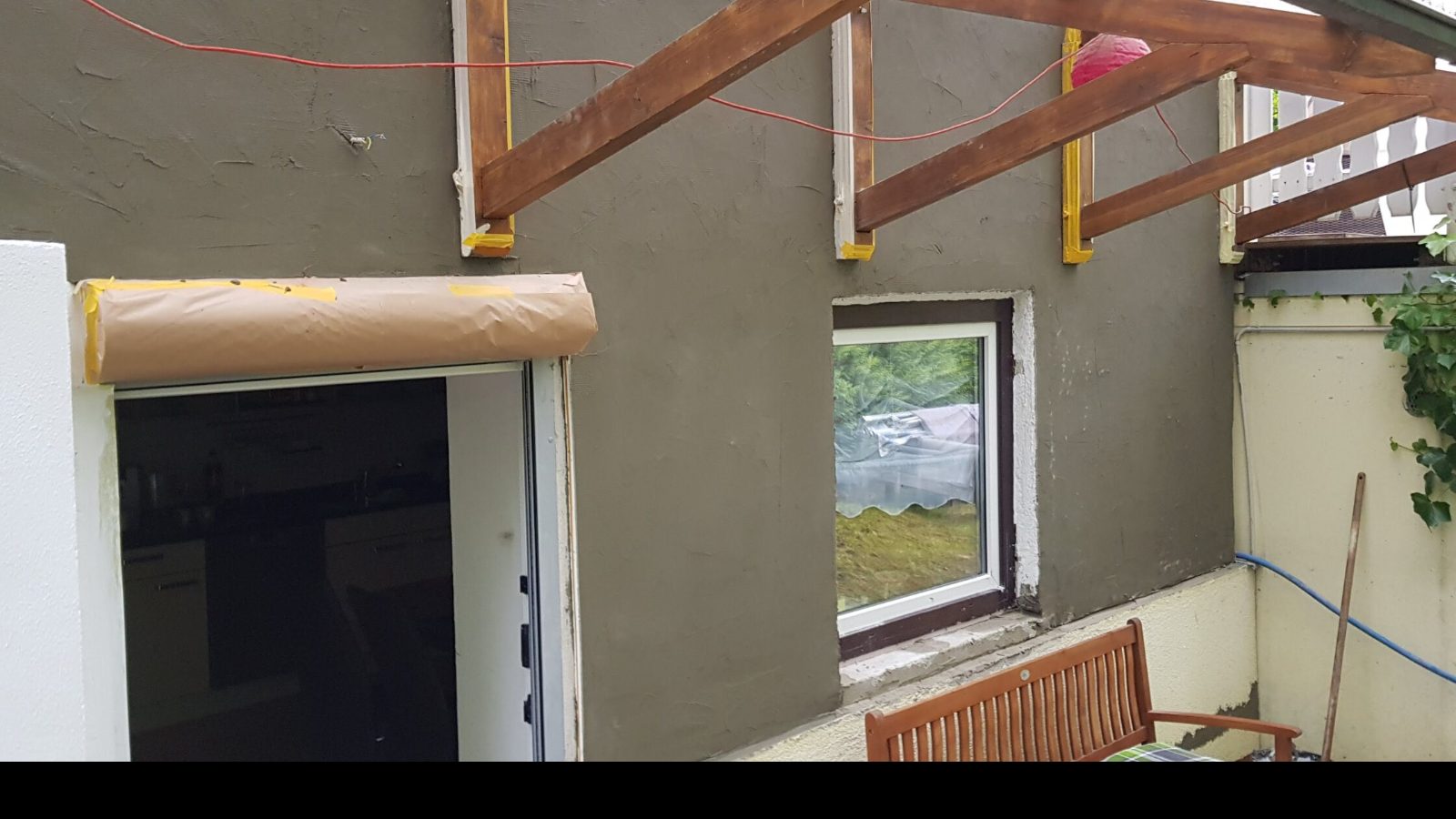Terrassenseite desselben Wohnhauses mit frisch aufgezogenem Unterputz