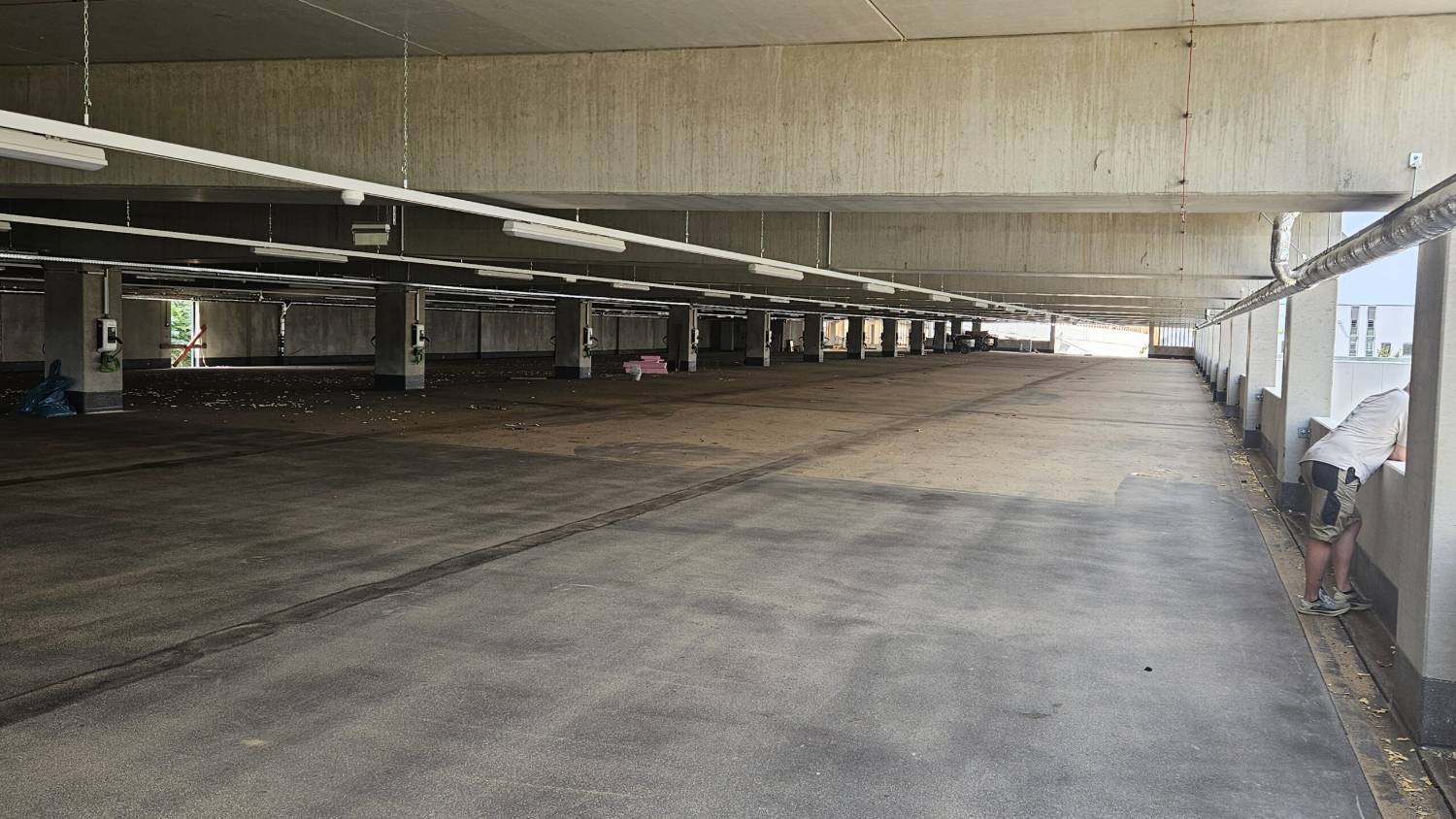 Gereinigte Parkebene derselben Anlage nach der Bauendreinigung