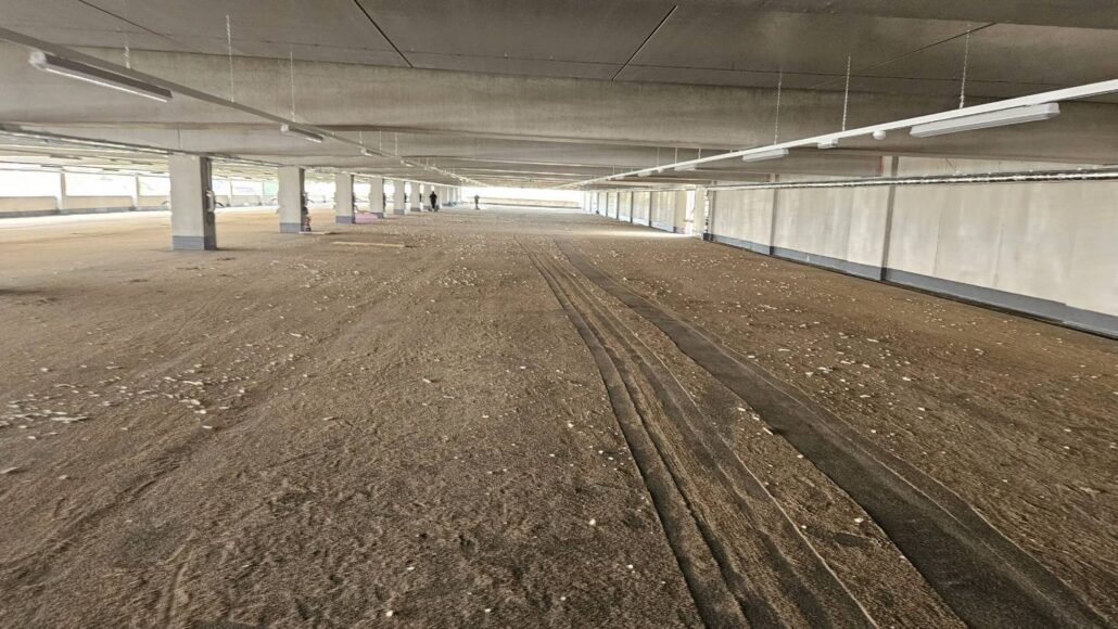 Ungereinigte Parkebene mit Staubschicht vor der Reinigung