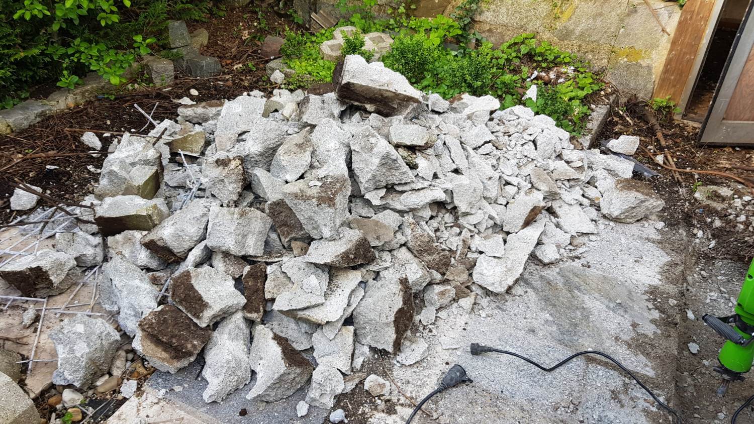 Aufgehäufter Bauschutt aus der abgebrochenen Betonfläche vor dem Abtransport