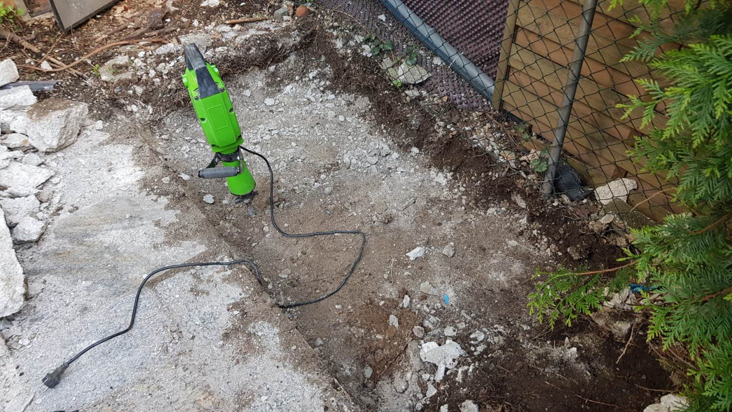 Aufgebrochene Betonfläche im Außenbereich