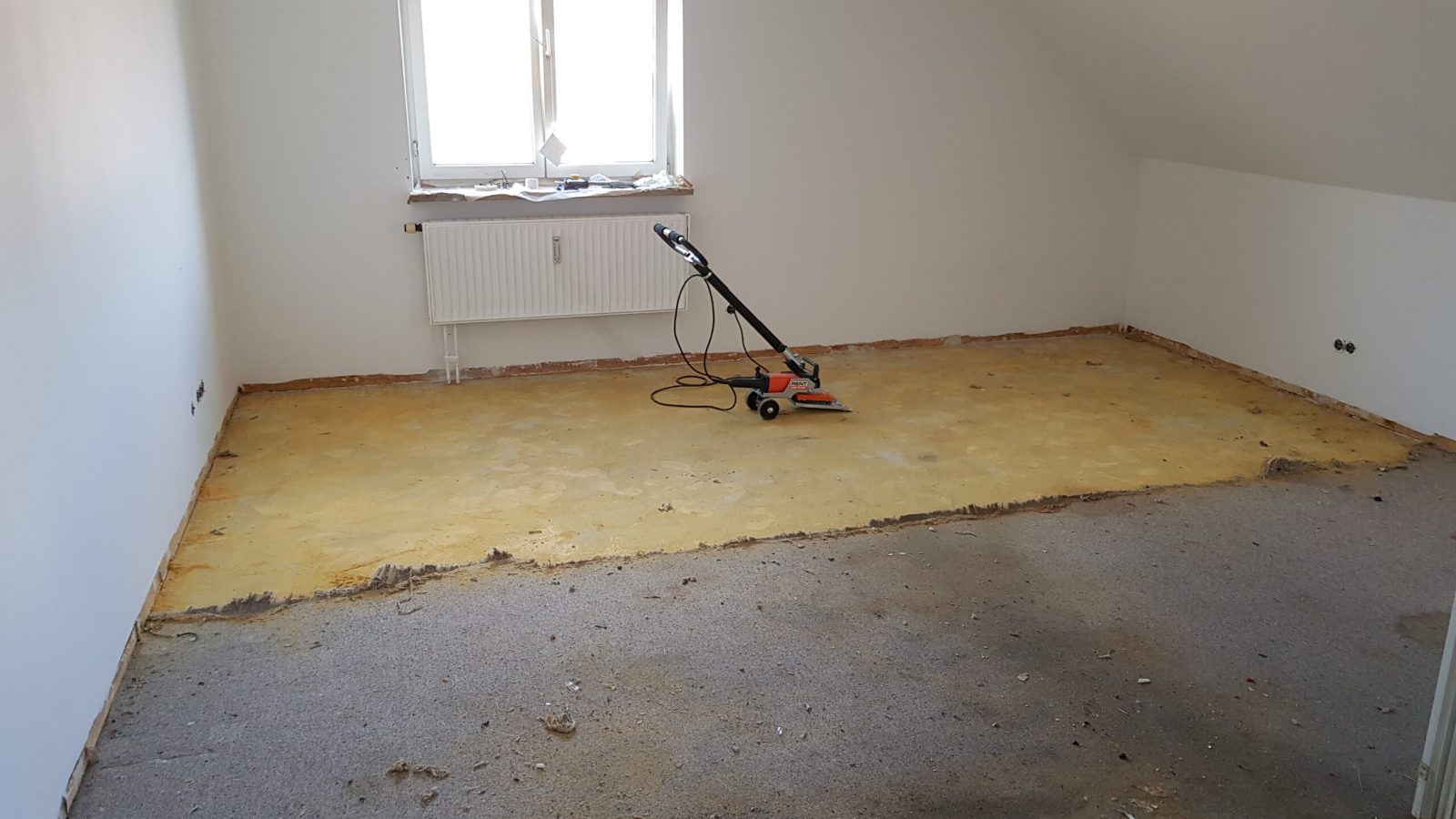 Freigelegter Estrich nach dem Abtragen des alten Bodenbelags