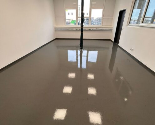 Büroraum mit frisch gereinigtem Boden