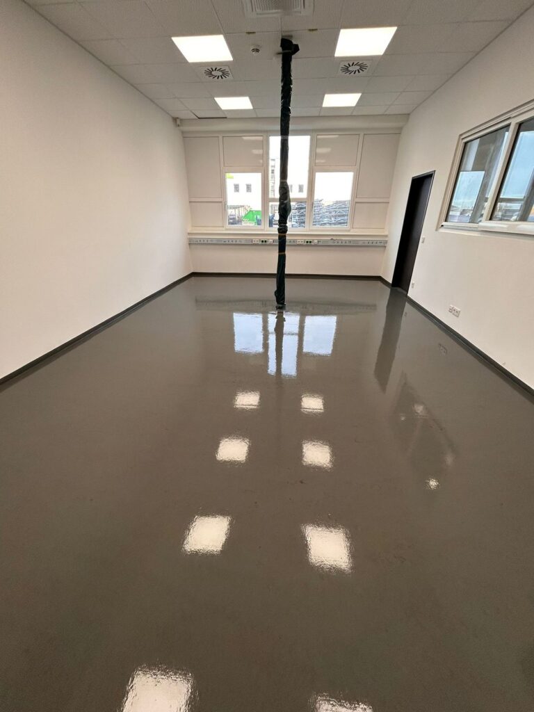 Büroraum mit frisch gereinigtem, spiegelndem Boden