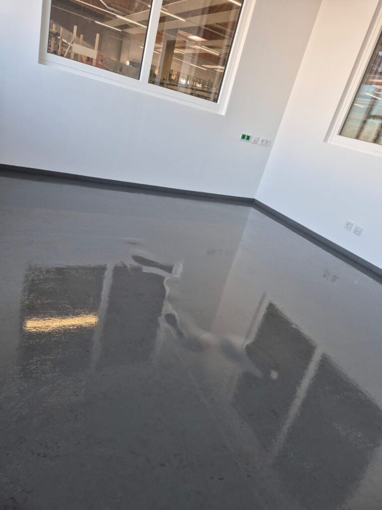 Büroraum mit Fensterfront und spiegelndem Boden nach der Reinigung
