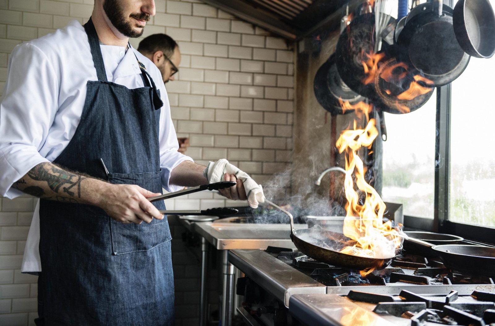 Gastro-Reinigung: Koch bei der Arbeit in einer Restaurantküche – Küchenreinigung für Gastronomie in Ebersberg