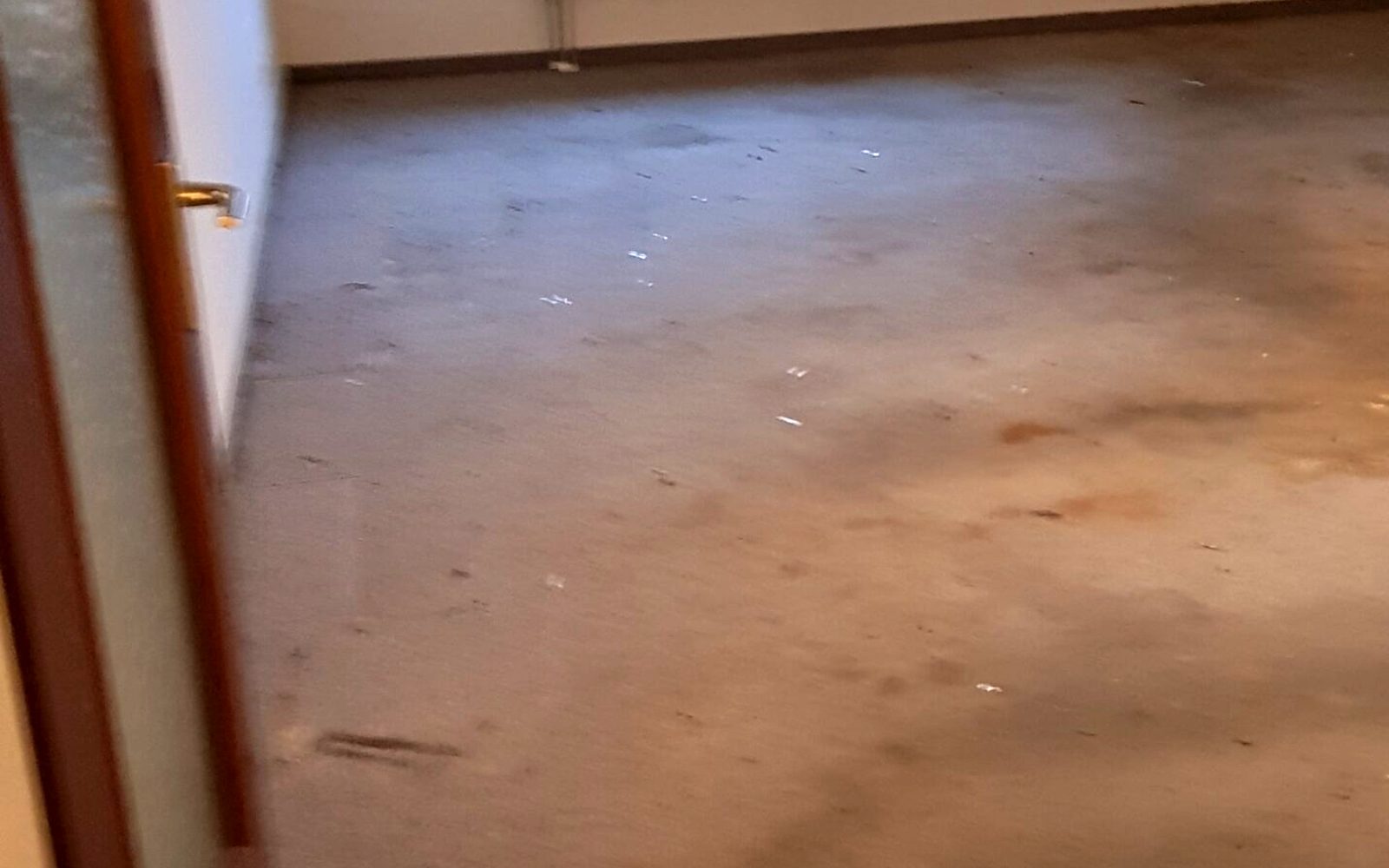 Alter verschmutzter Bodenbelag im Dachgeschoss vor der Renovierung