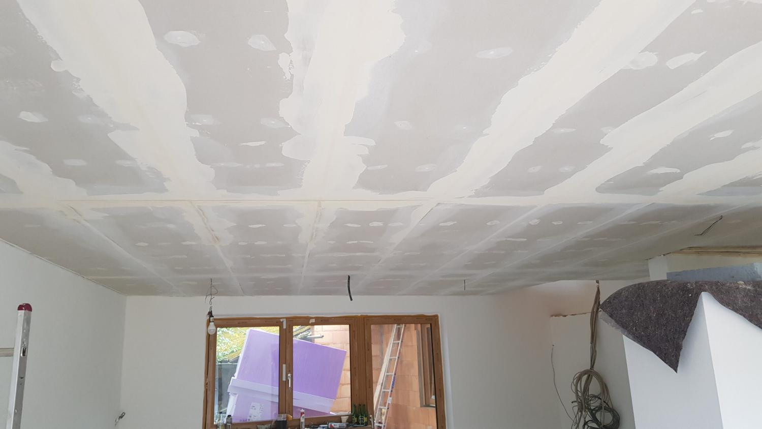 Beplankte Decke mit gespachtelten Plattenfugen vor dem Schleifen