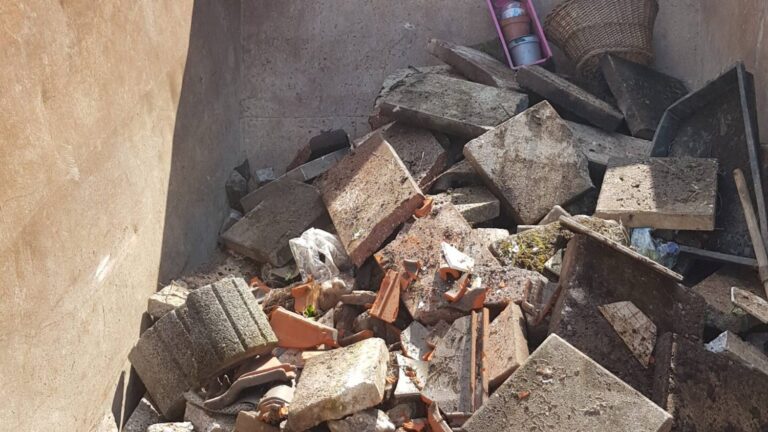 Container mit dem Bauschutt aus demselben Objekt vor dem Abtransport