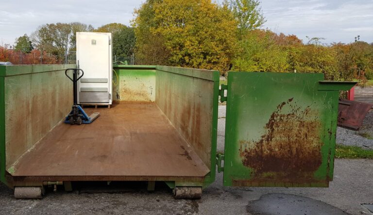 Leerer, offener Container mit Hubwagen vor Beginn der Räumung