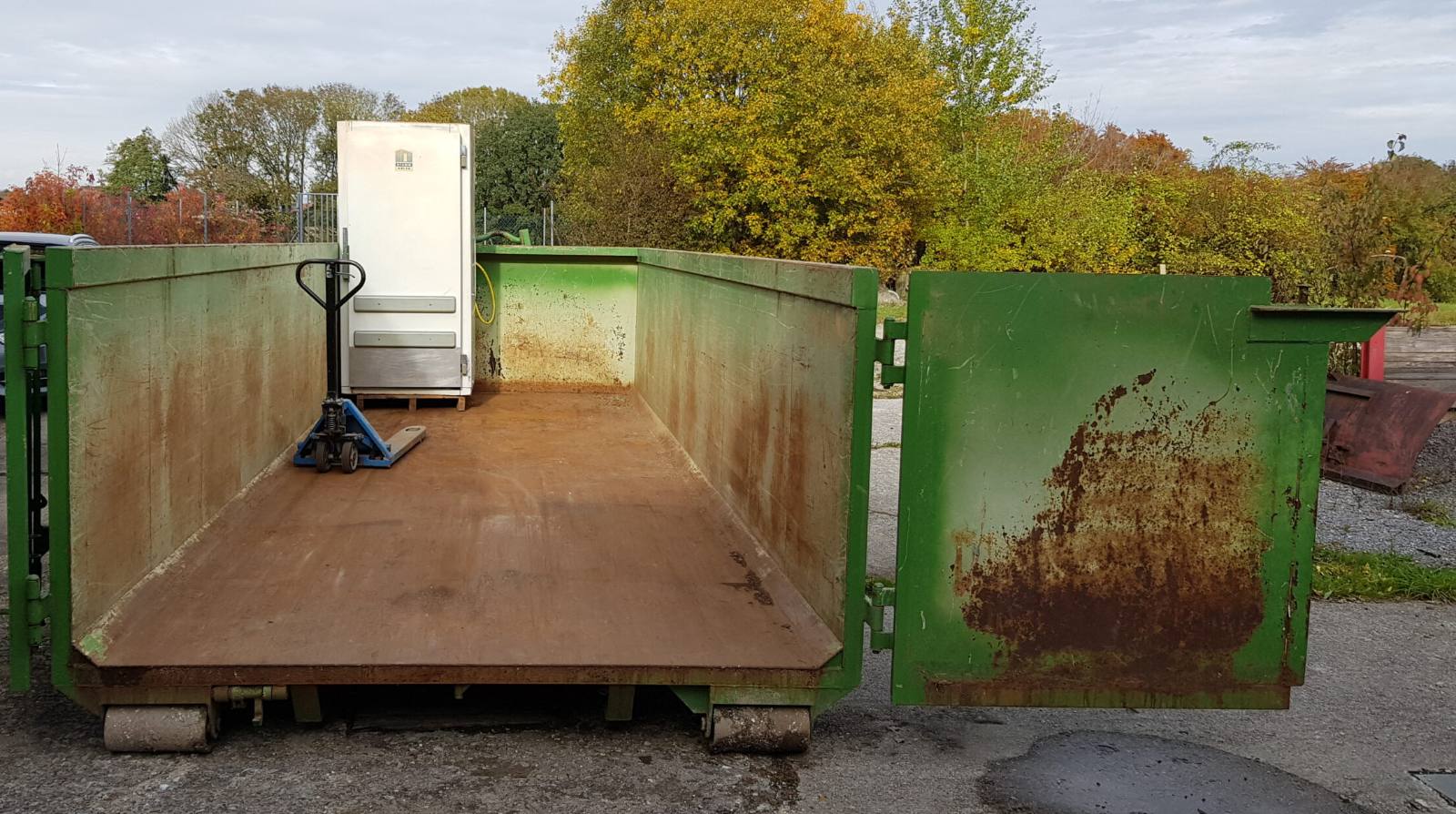 Leerer, offener Container mit Hubwagen vor Beginn der Räumung