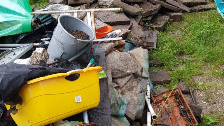 Aufgehäuftes Material aus einer Gartenräumung vor dem Abtransport