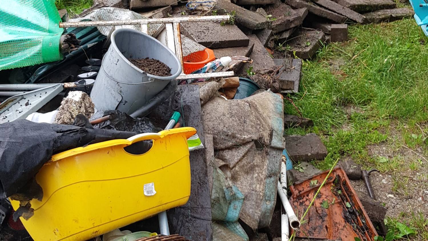 Aufgehäuftes Material aus einer Gartenräumung vor dem Abtransport