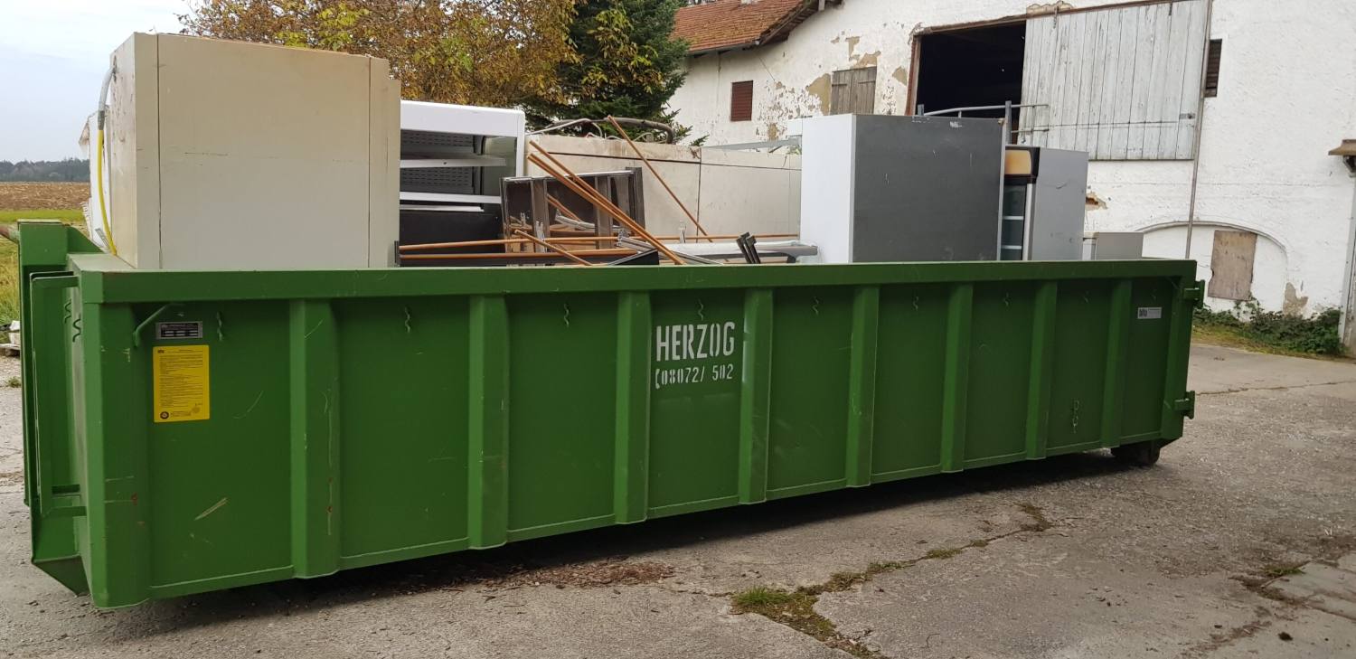 Absetzcontainer mit Sperrmüll und Altgeräten aus einer Haushaltsauflösung