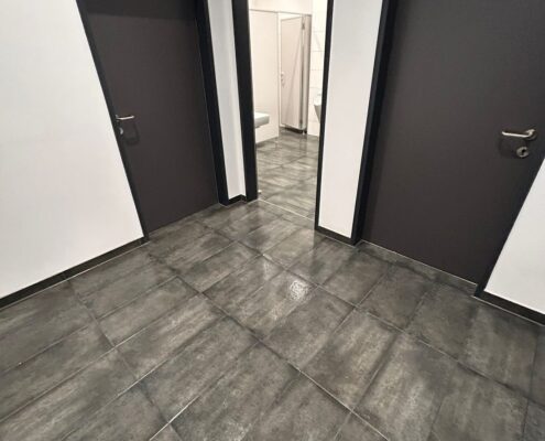 Flur mit Türen und frisch gereinigten Bodenfliesen