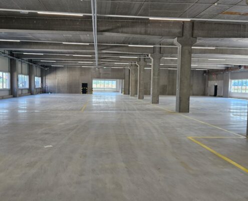 Gereinigter Hallenboden einer großen Gewerbehalle mit Bodenmarkierung