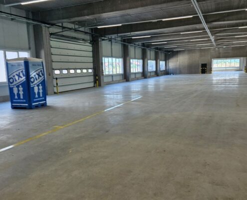 Gewerbehalle mit Hallentoren und gereinigtem Boden