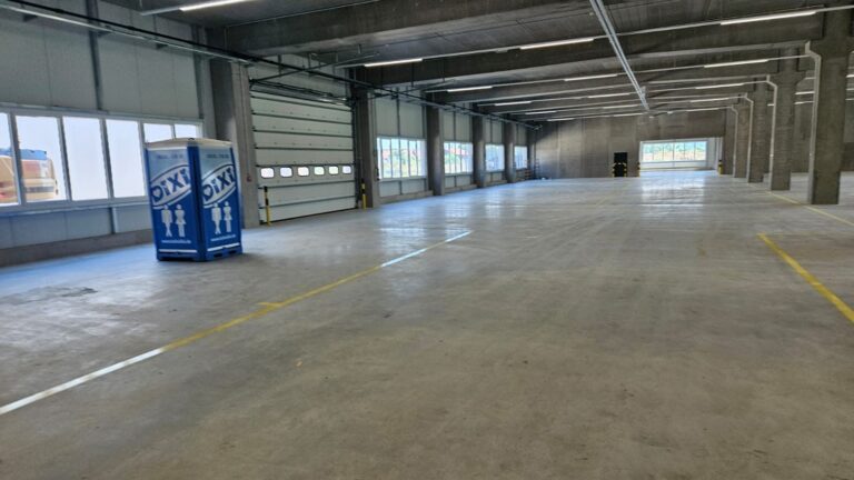 Gewerbehalle mit Hallentoren und gereinigtem Betonboden