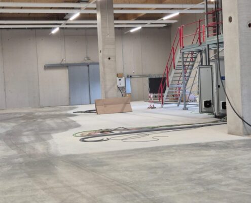 Gewerbehalle mit Stahltreppe und gereinigtem Betonboden
