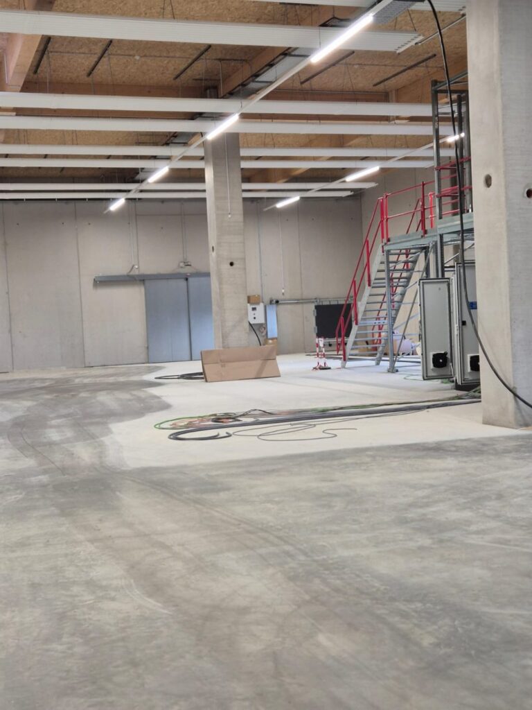 Gewerbehalle mit Stahltreppe und gereinigtem Betonboden