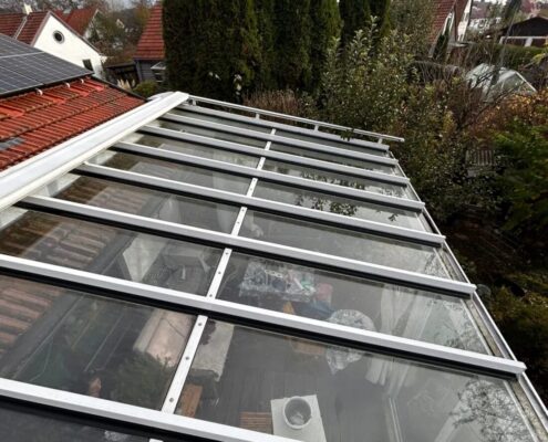 Dasselbe Glasdach nach der Reinigung, Scheiben und Profile frei