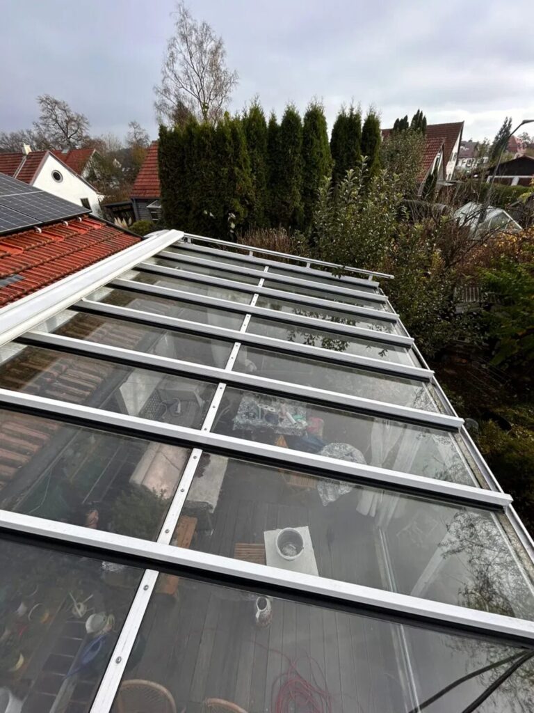 Glasreinigung: Glasdach nach der Reinigung, Scheiben und Profile frei