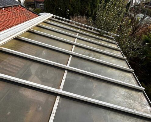 Verschmutztes Glasdach vor der Reinigung