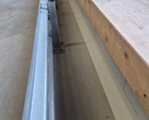 Leitplanke und Fensterbank in einer Halle