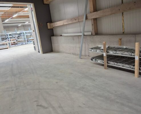 Nebenraum einer Halle mit gereinigtem Boden