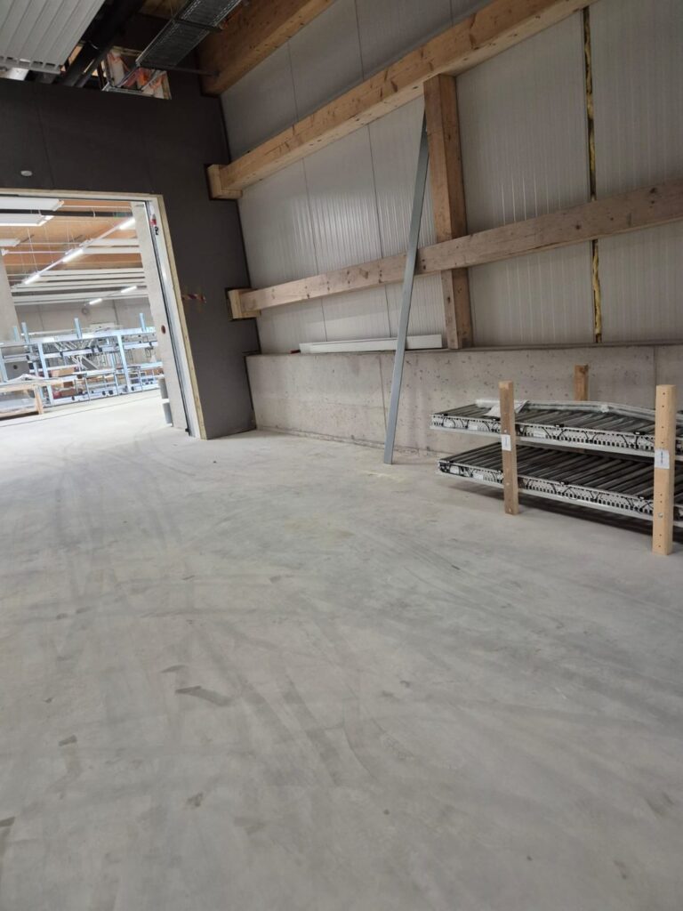Nebenraum einer Gewerbehalle mit gereinigtem Betonboden