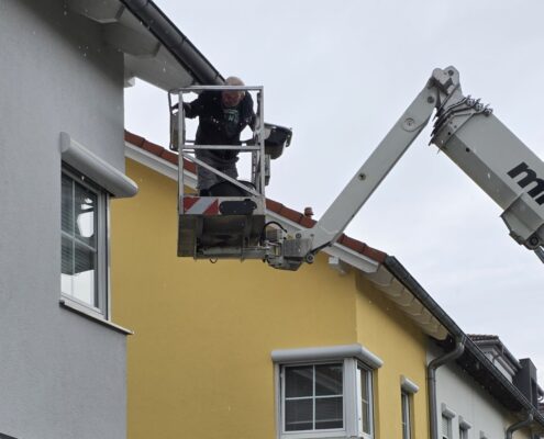 Arbeiten an der Dachrinne von der Hubarbeitsbühne aus
