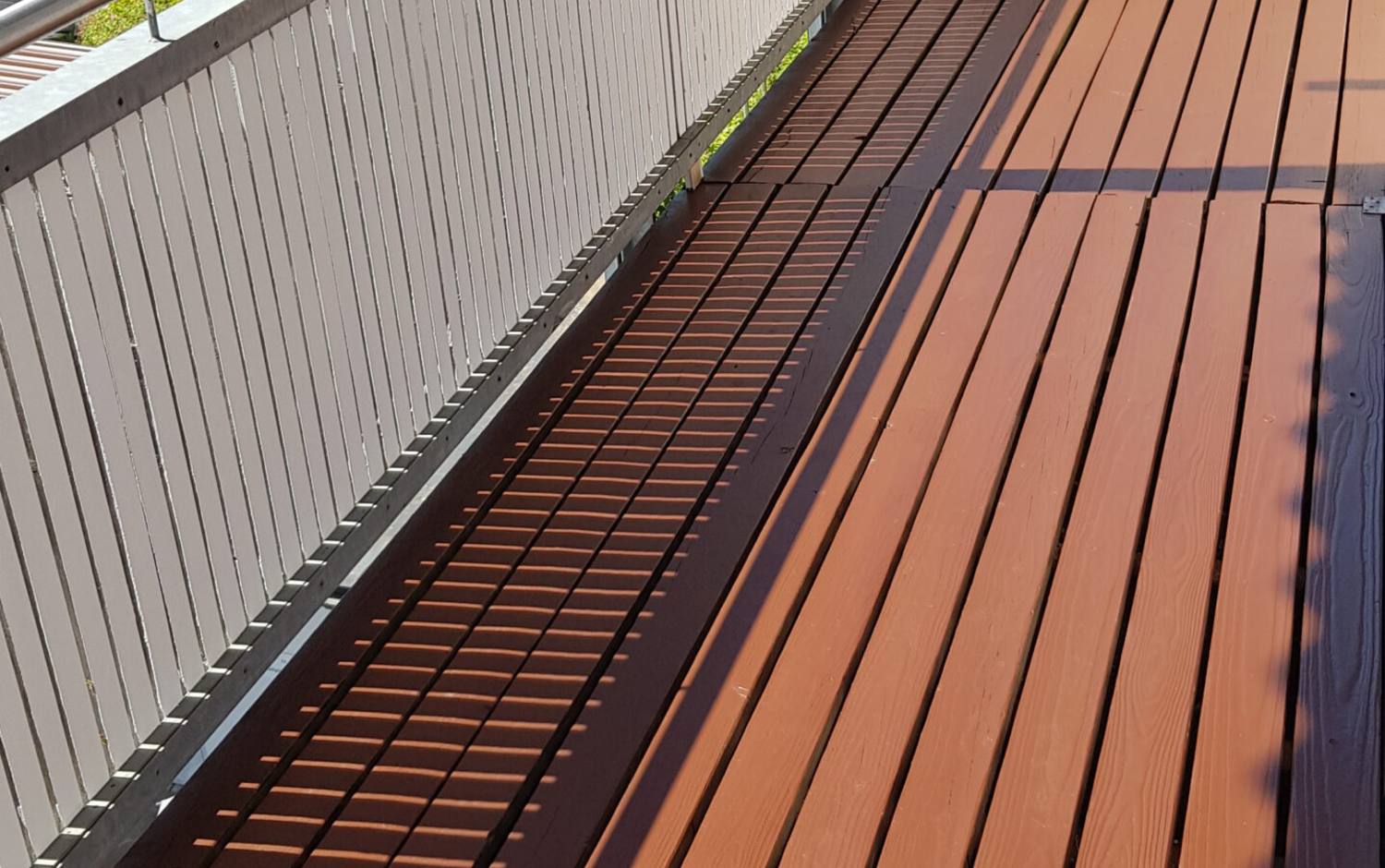 Dieselbe Holzterrasse nach Reinigung und Nachbehandlung