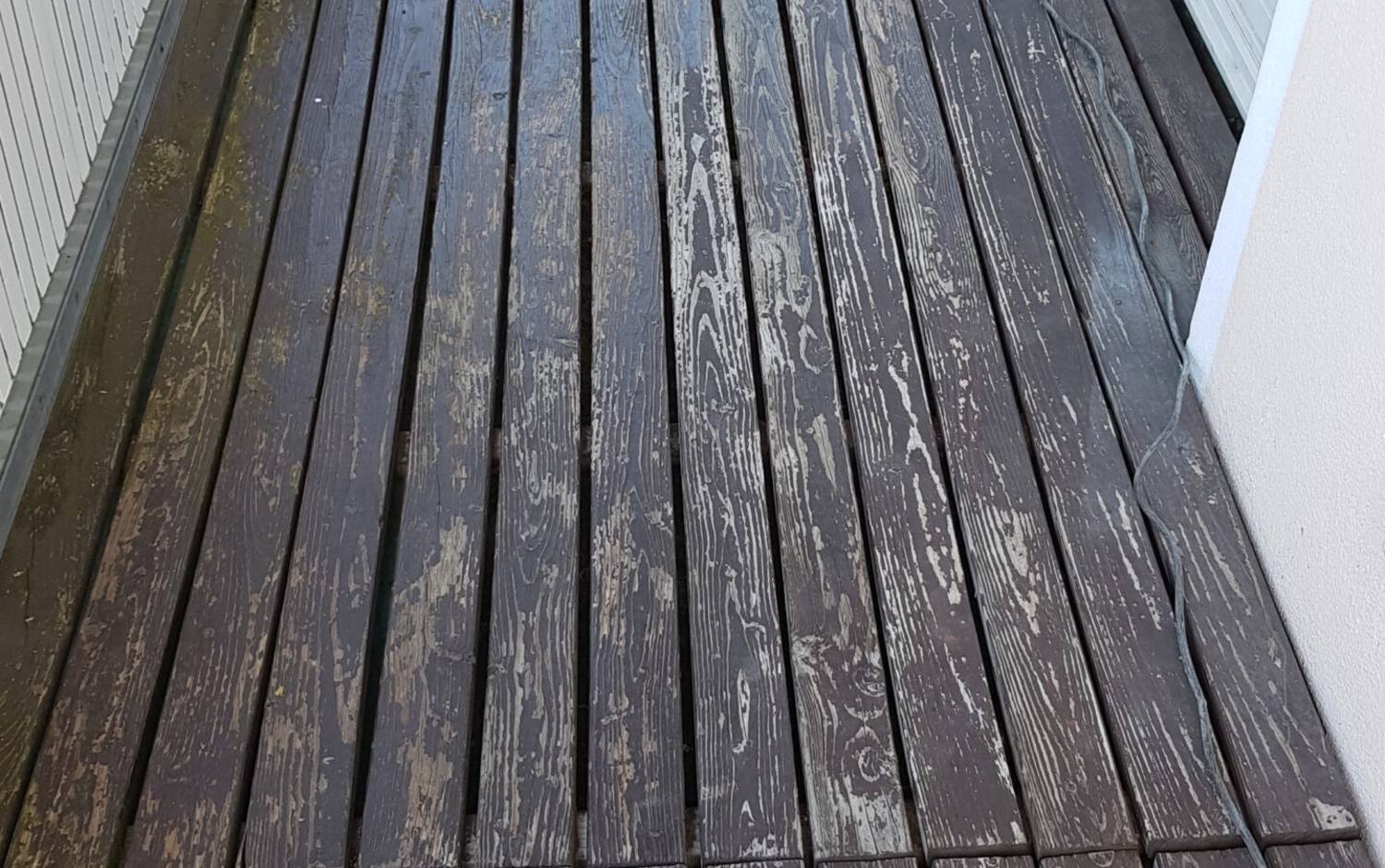 Vergraute und veralgte Holzterrasse vor der Reinigung
