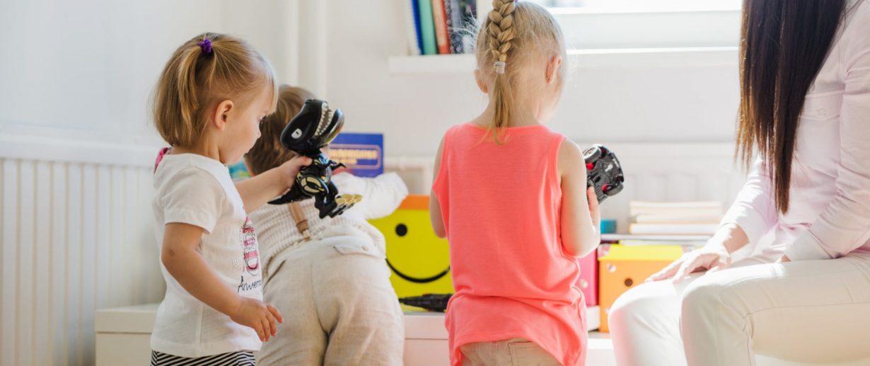 kindergarten reinigung ebersberg Kindergarten-Reinigung: spielende Kinder in einer Kita, Reinigung für Kindergärten und Schulen