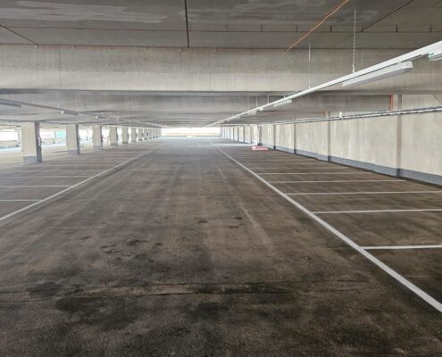 Fahrgasse und Stellplätze auf einem Parkdeck nach der Reinigung