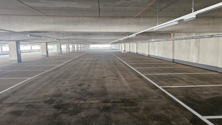 Fahrgasse und Stellplätze eines Parkdecks nach der Reinigung