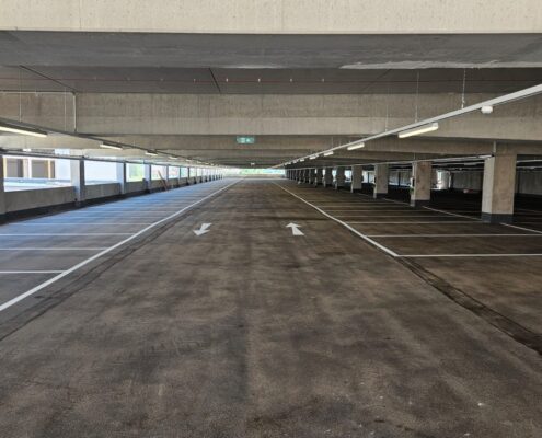 Lange Reihe von Stellplätzen auf einem Parkdeck