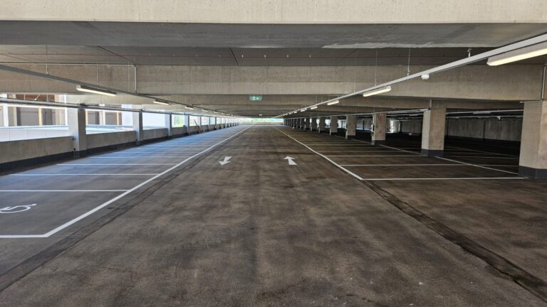Gereinigtes Parkdeck mit markierten Stellplätzen