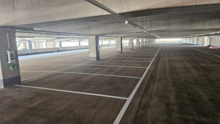 Gereinigtes Parkdeck mit markierten Stellplätzen
