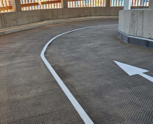 Noppenasphalt auf einer Parkhausrampe