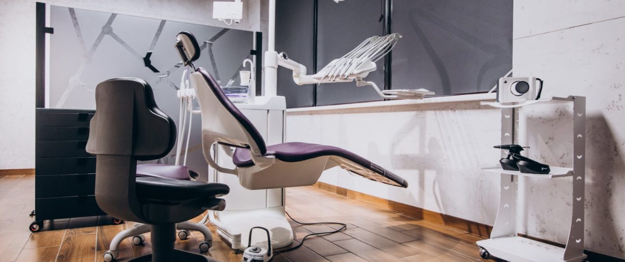 praxisreinigung ebersberg Praxisreinigung: Behandlungsraum einer Arztpraxis, hygienische Reinigung durch Hausmeisterservice Sykora
