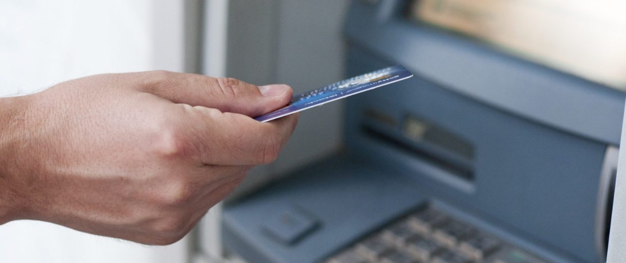 reinigung banken versicherungen ebersberg Reinigung für Banken und Versicherungen: Hand mit Karte am Geldautomaten
