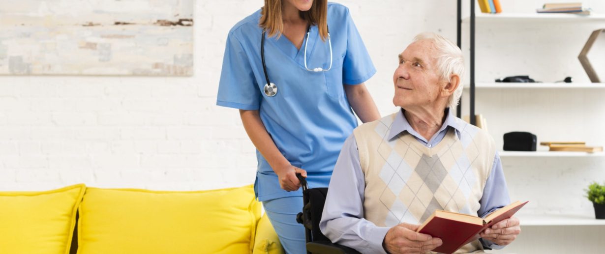 reinigung pflegeeinrichtungen ebersberg Reinigung von Pflegeeinrichtungen: Pflegekraft im Gespräch mit Senior im Rollstuhl