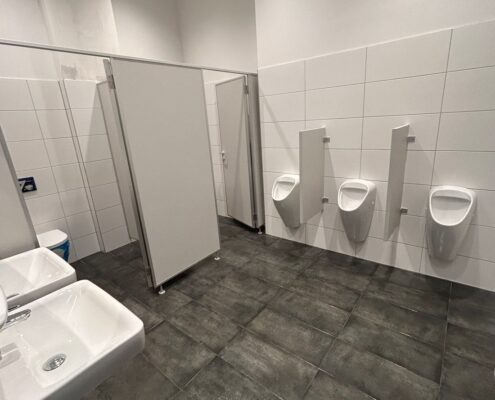 Herren-WC mit Urinalen nach der Reinigung