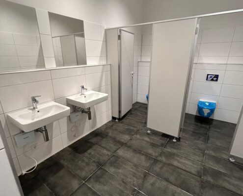 Waschbecken mit Spiegel im Sanitärbereich nach der Reinigung