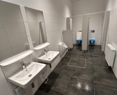 Sanitärbereich mit Waschbecken und Trennwänden nach der Reinigung