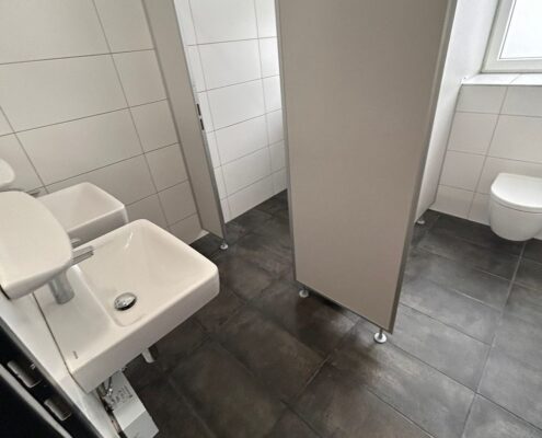 WC-Kabine mit Waschbecken nach der Reinigung